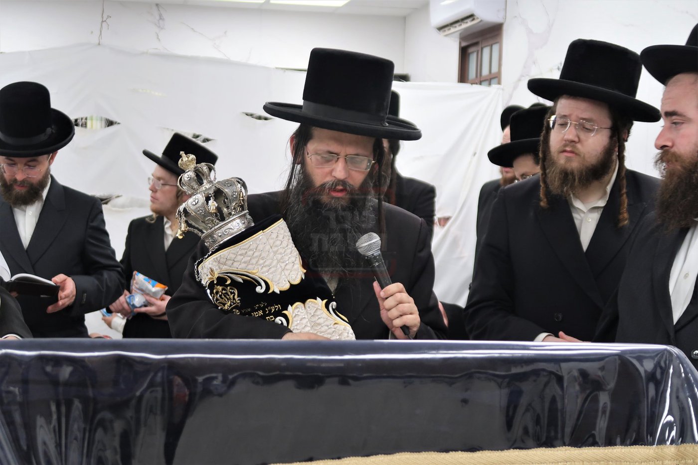 הכנסת ס"ת לביהמ"ד החסידי בשכונת מתחם הסופרים