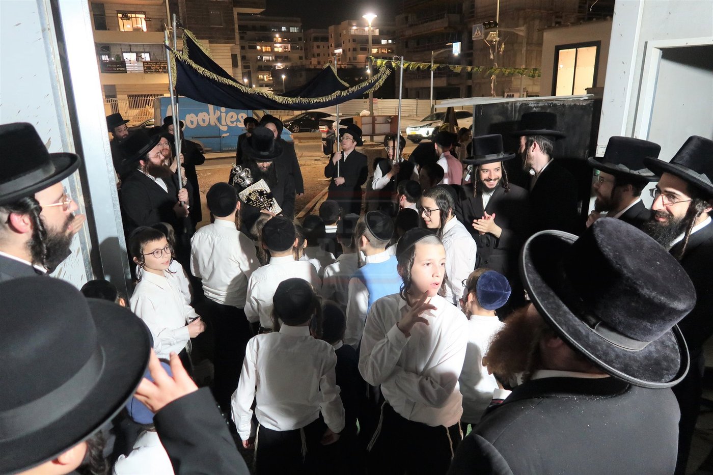 הכנסת ס"ת לביהמ"ד החסידי בשכונת מתחם הסופרים