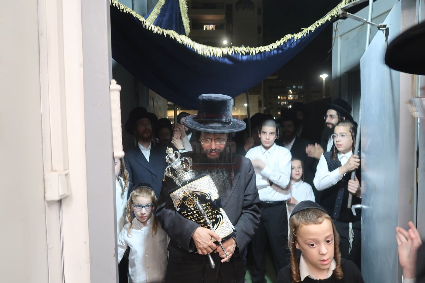 הכנסת ס"ת לביהמ"ד החסידי בשכונת מתחם הסופרים