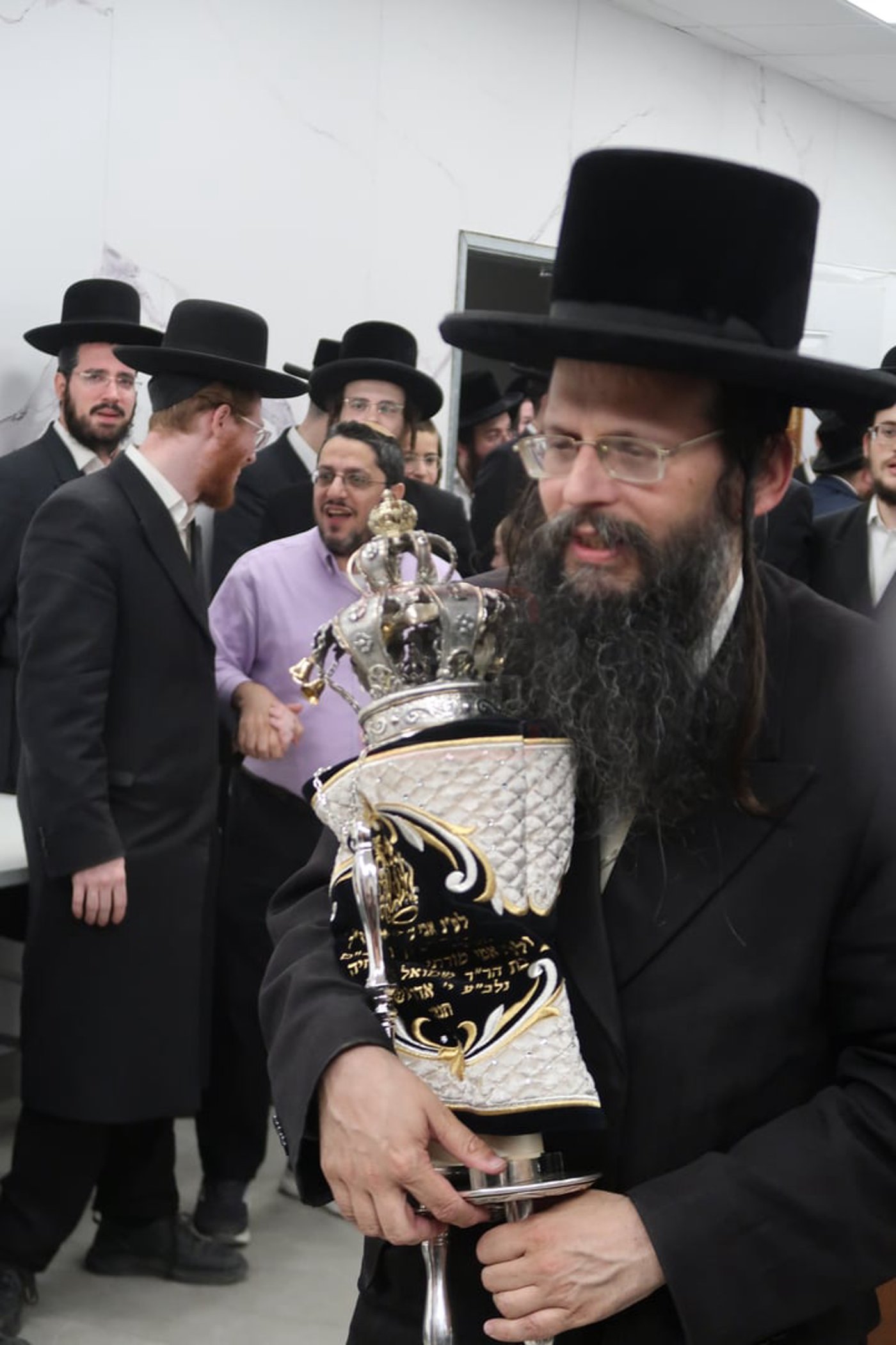 הכנסת ס"ת לביהמ"ד החסידי בשכונת מתחם הסופרים