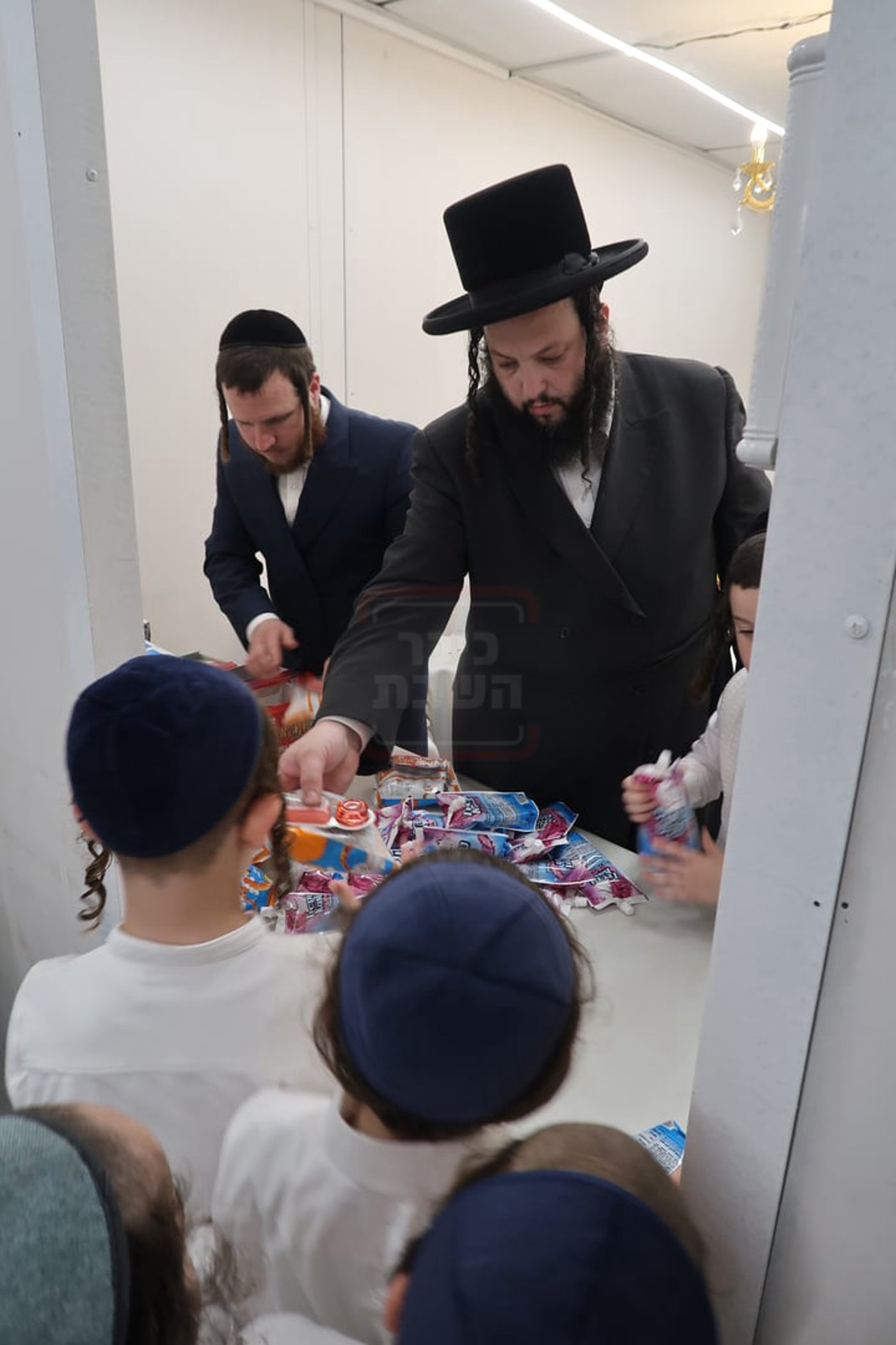 הכנסת ס"ת לביהמ"ד החסידי בשכונת מתחם הסופרים