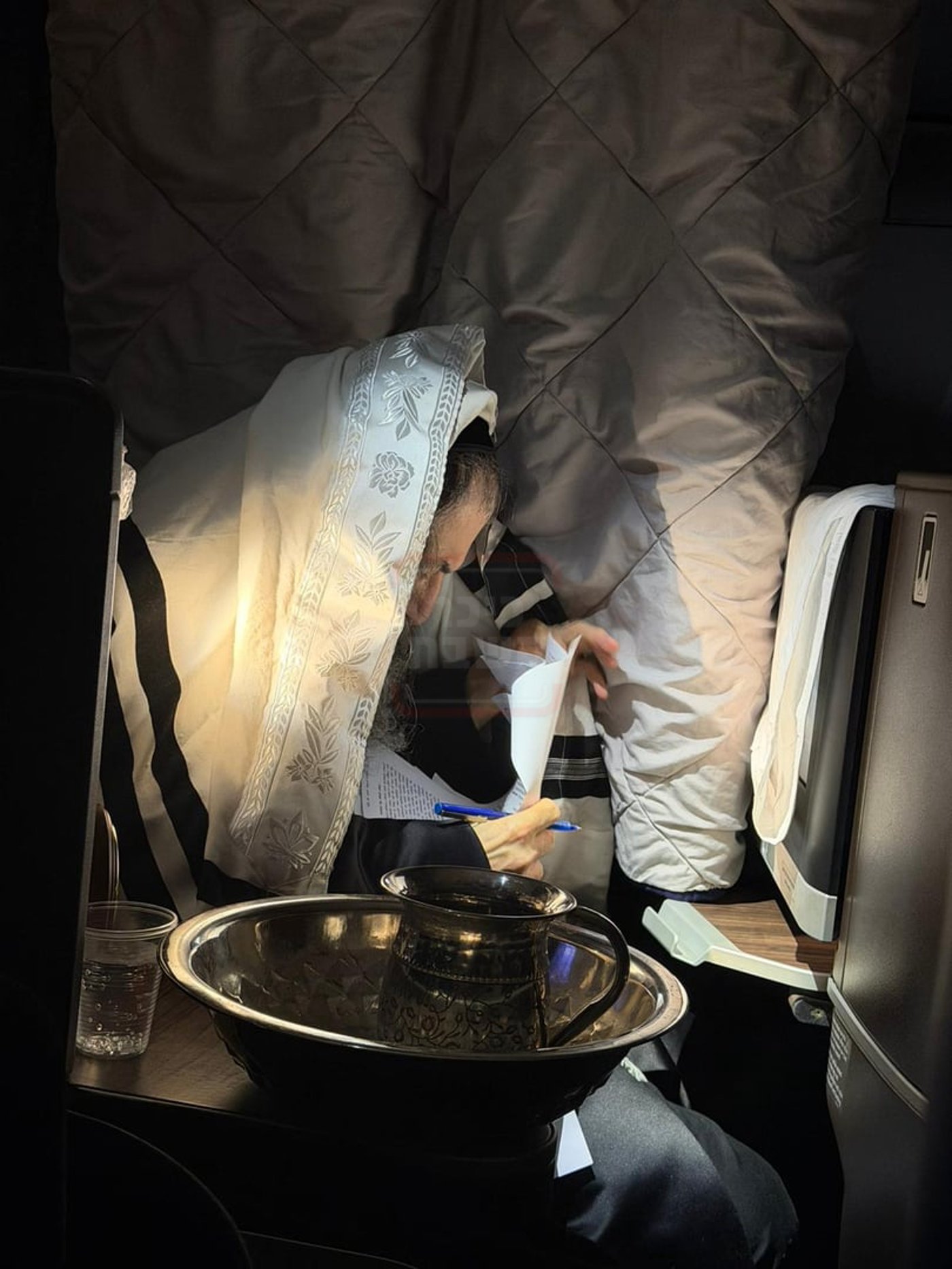 רבי צבי מאיר בכתיבת חידושי תורה על המטוס 