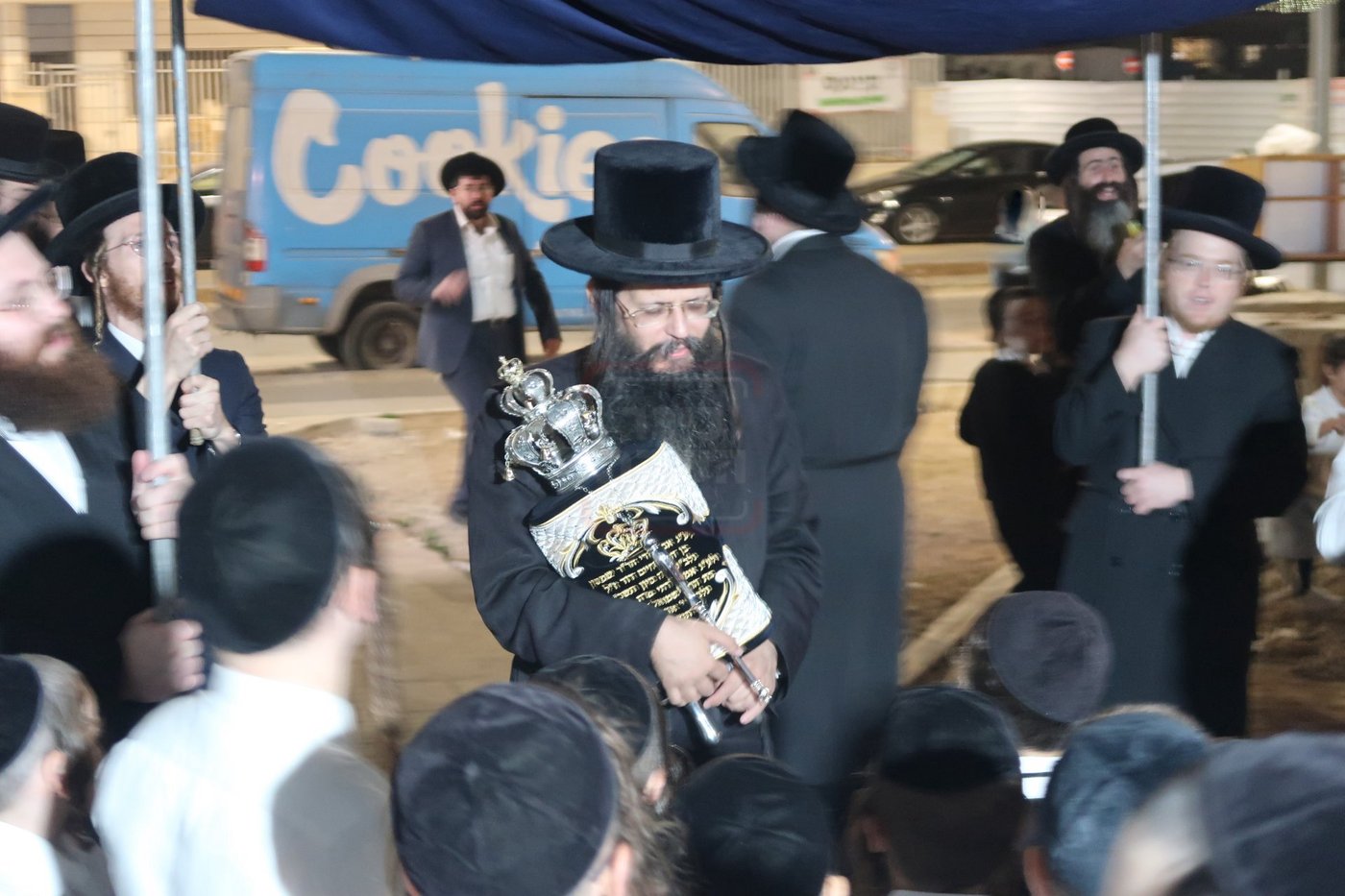 הכנסת ס"ת לביהמ"ד החסידי בשכונת מתחם הסופרים