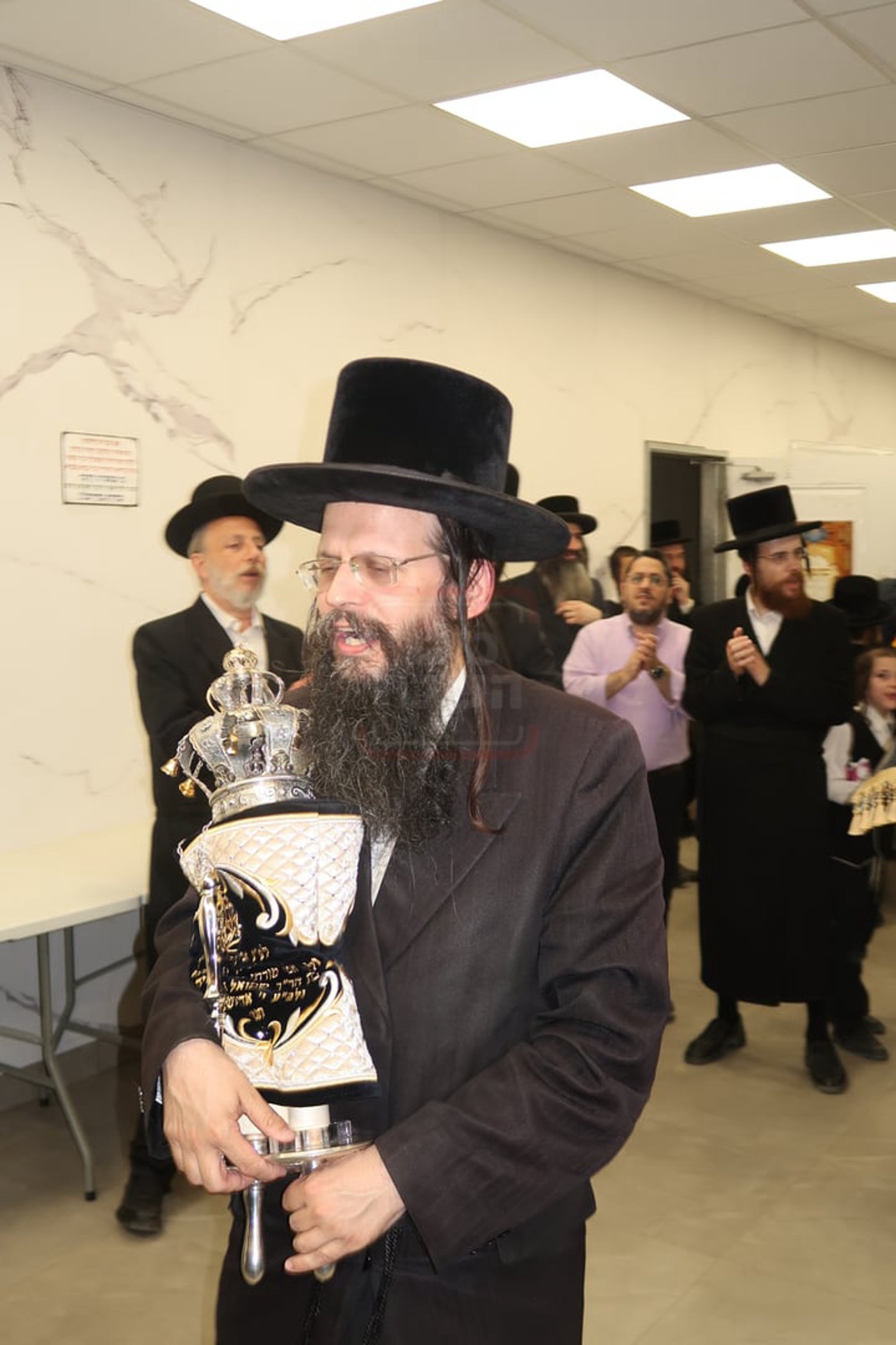 הכנסת ס"ת לביהמ"ד החסידי בשכונת מתחם הסופרים