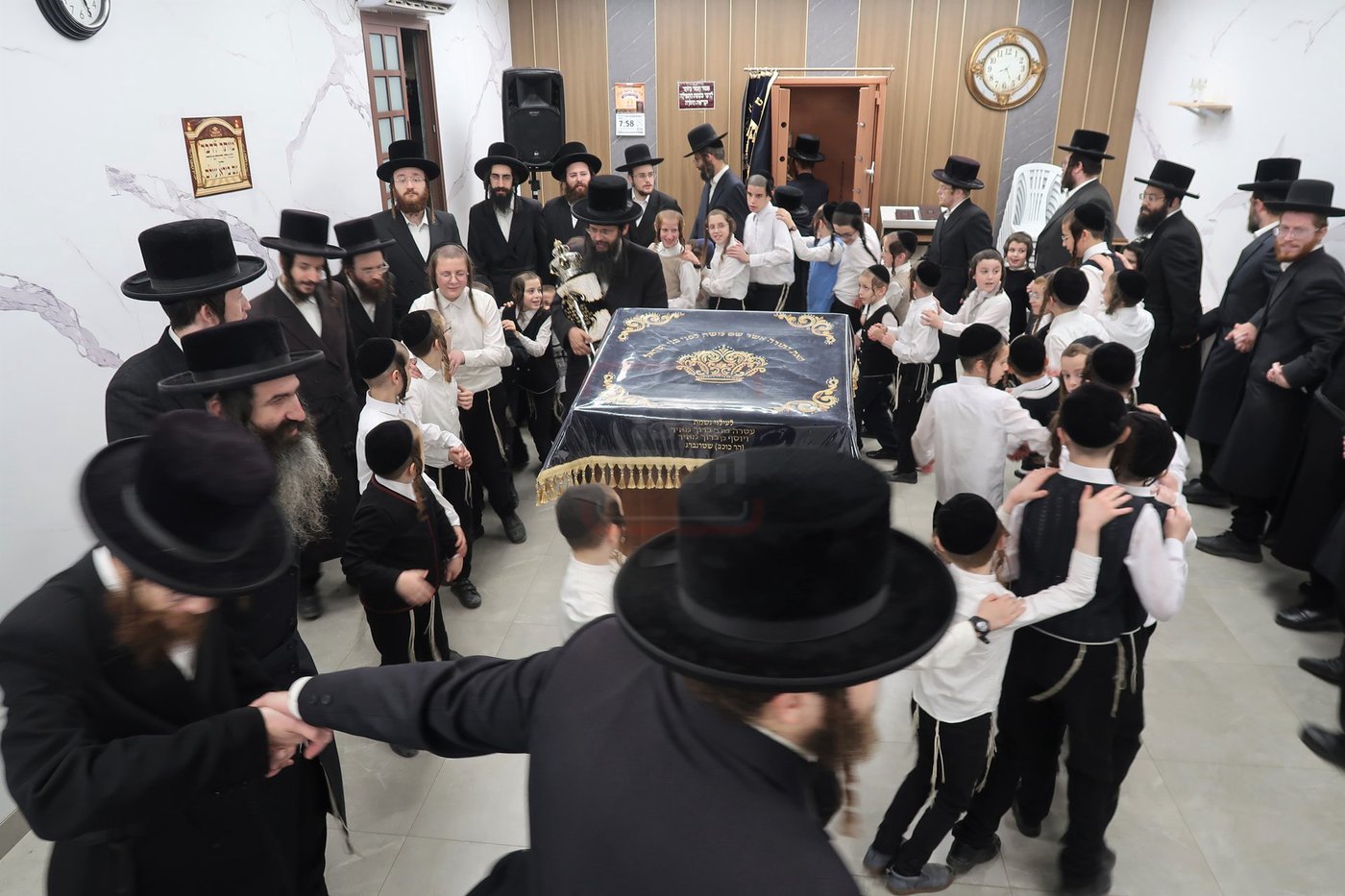 הכנסת ס"ת לביהמ"ד החסידי בשכונת מתחם הסופרים