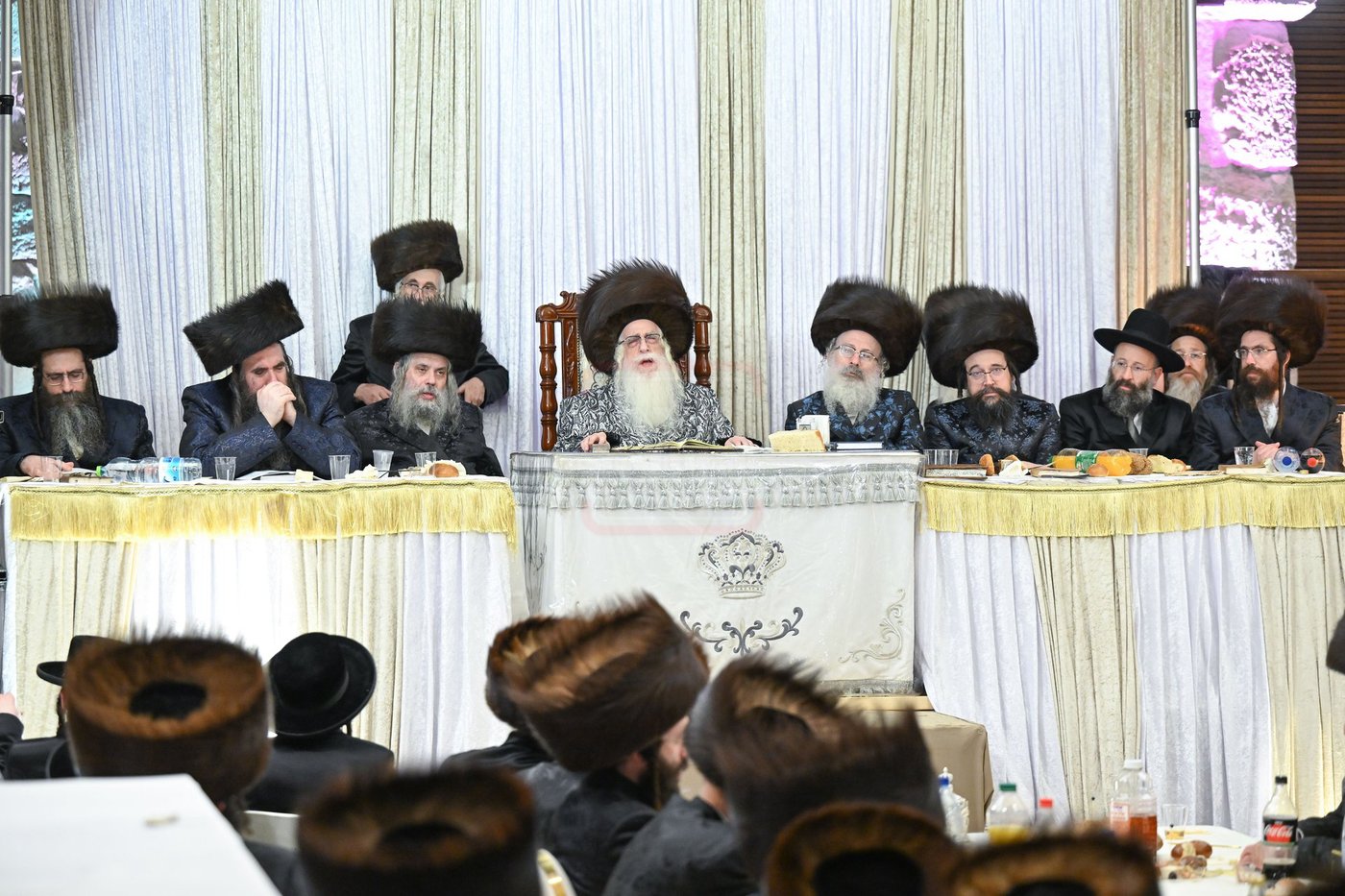 האדמו"ר מצאנז במוצאי שב"ק בכותל המערבי