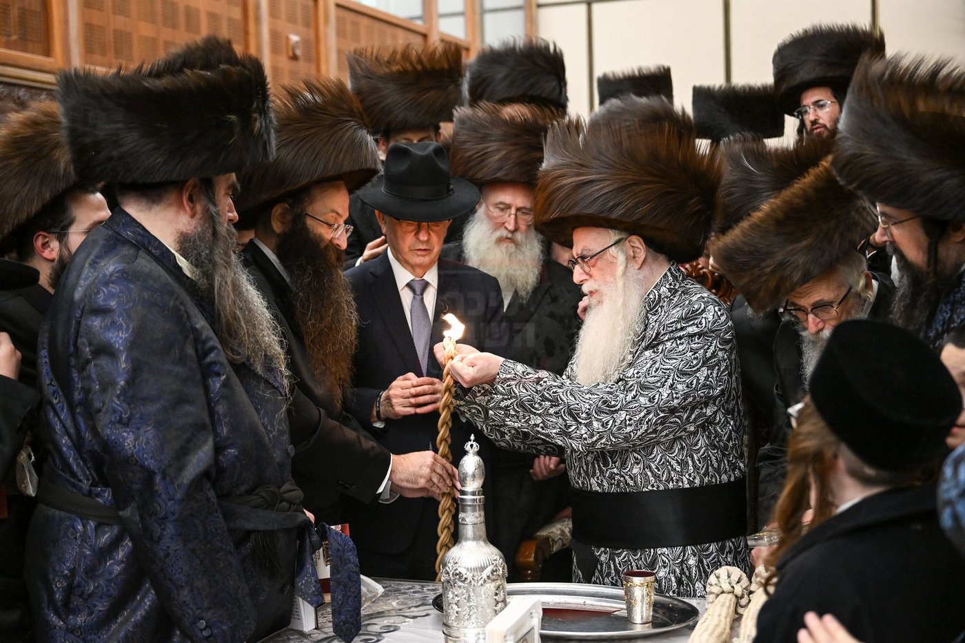 האדמו"ר מצאנז במוצאי שב"ק בכותל המערבי