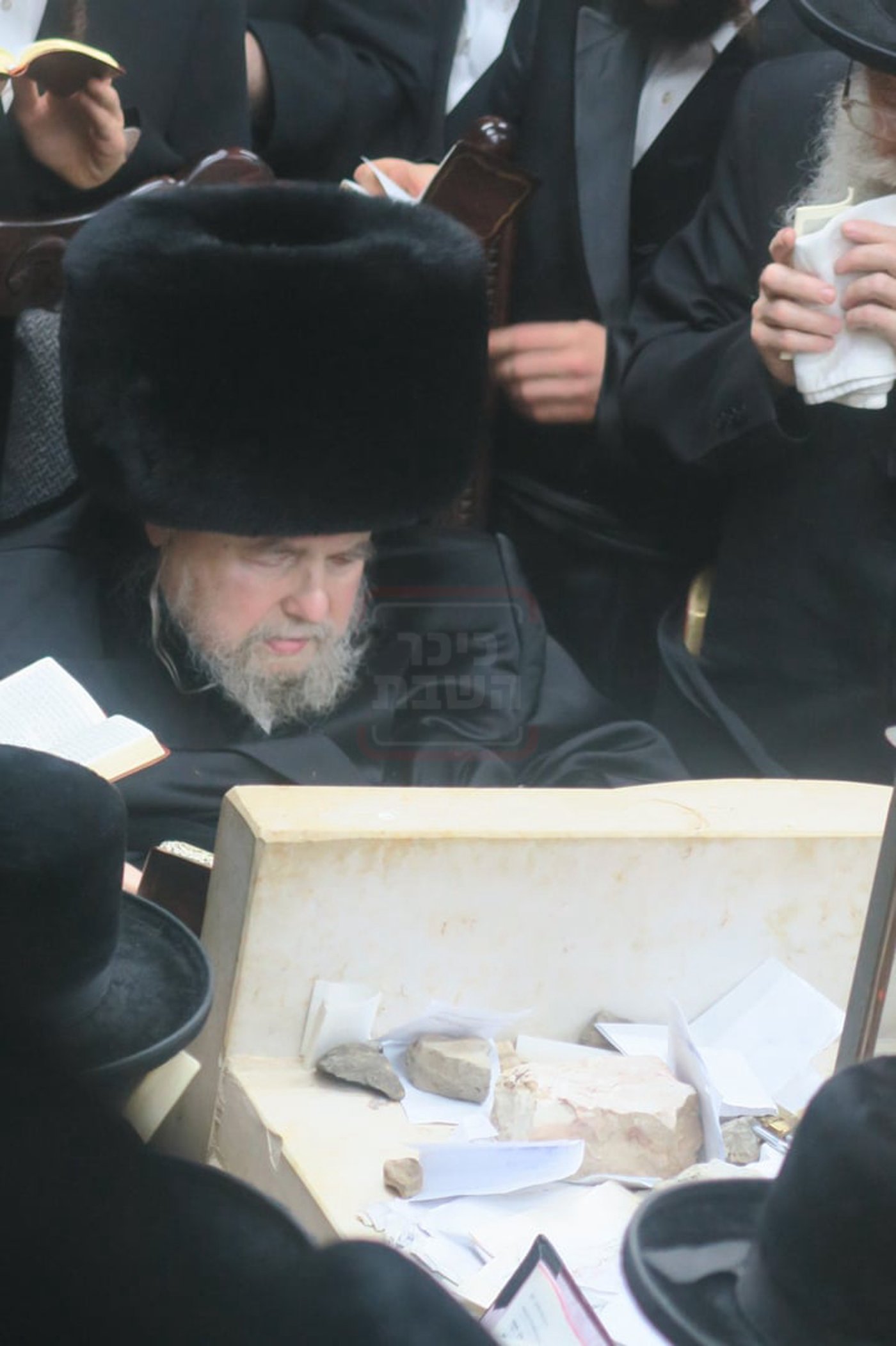 האדמו"ר מבעלזא בעליה לציון אביו זצ"ל בטבריה