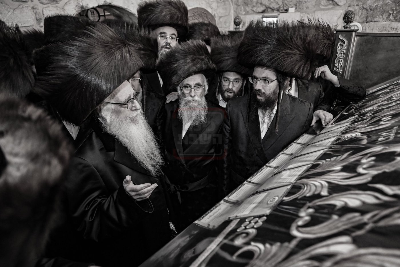 האדמו"ר מצאנז במוצאי שב"ק בכותל המערבי