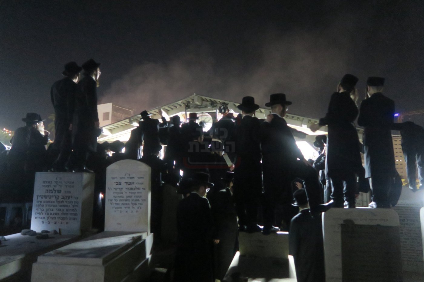 האדמו"ר מבעלזא בעליה לציון אביו זצ"ל בטבריה