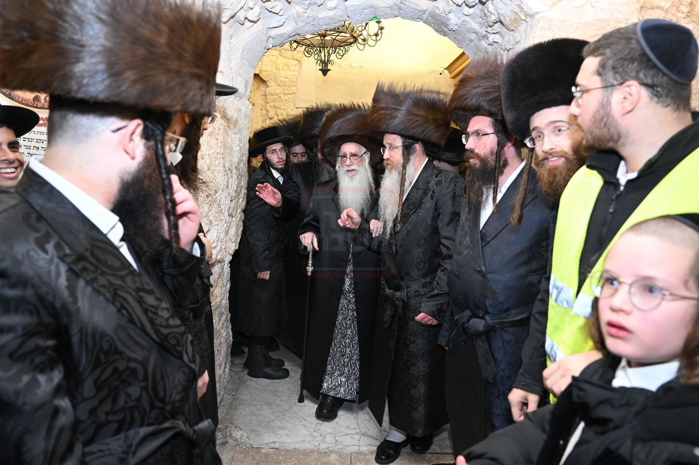 האדמו"ר מצאנז במוצאי שב"ק בכותל המערבי