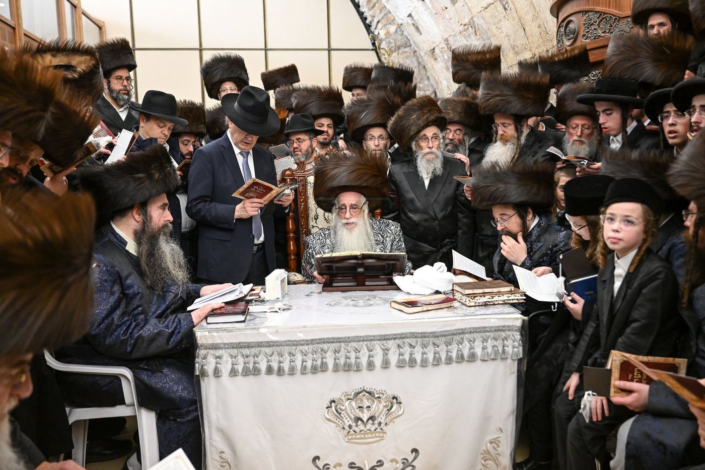 האדמו"ר מצאנז במוצאי שב"ק בכותל המערבי