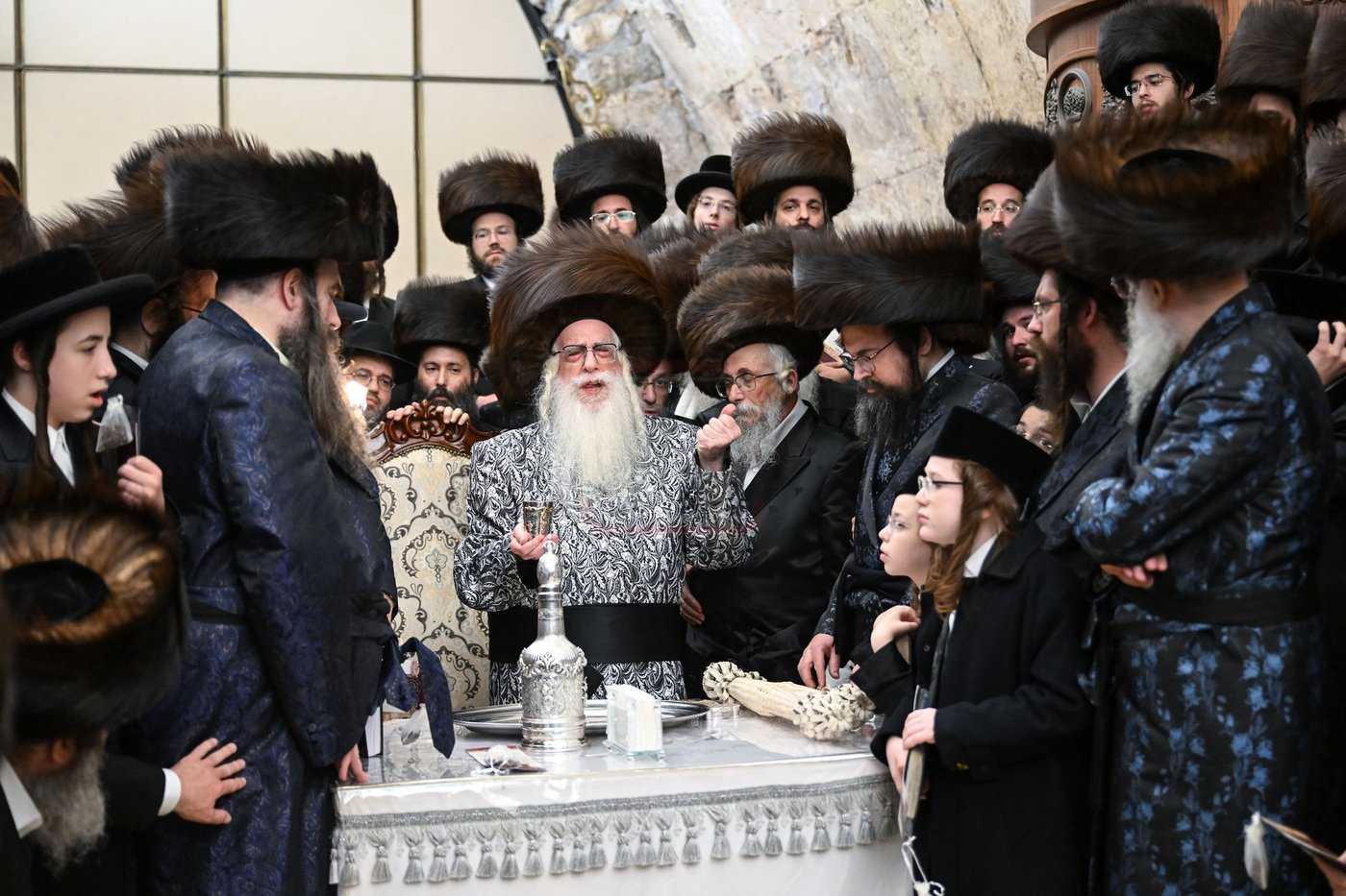 האדמו"ר מצאנז במוצאי שב"ק בכותל המערבי