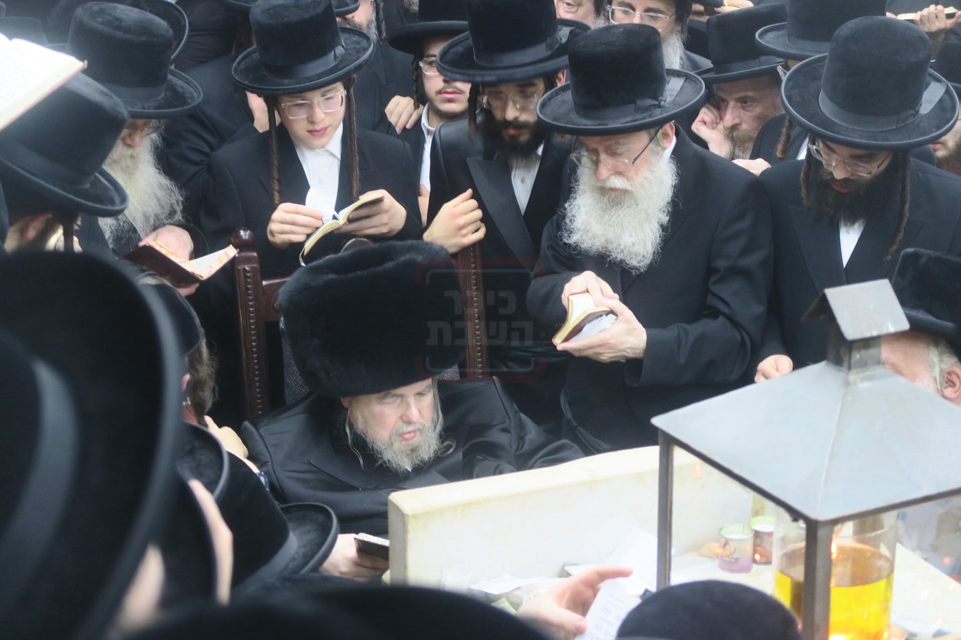 האדמו"ר מבעלזא בעליה לציון אביו זצ"ל בטבריה