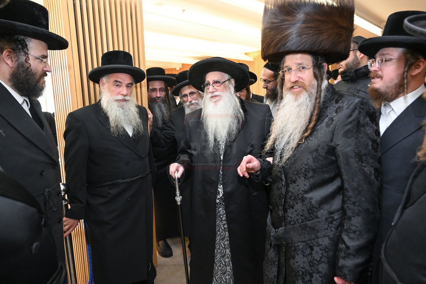 האדמו"ר מצאנז בהגיעו לבית האכסניה במנהרות הכותל בערב שב"ק