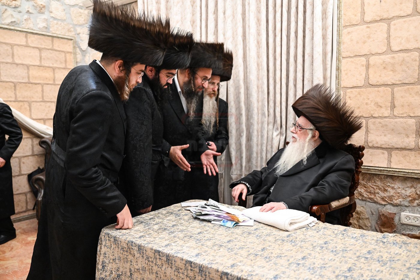 האדמו"ר מצאנז במוצאי שב"ק בכותל המערבי