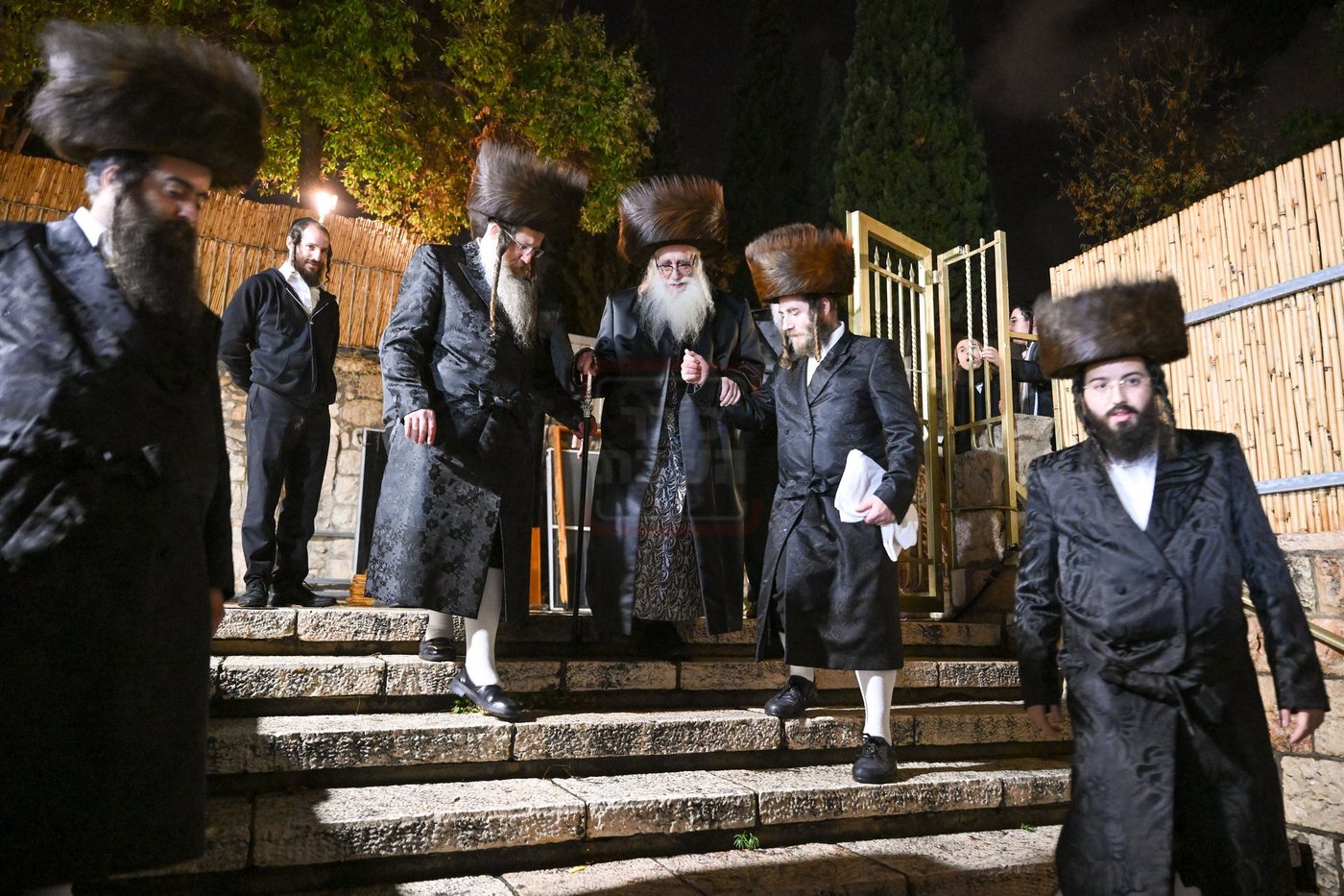 האדמו"ר מצאנז במוצאי שב"ק בכותל המערבי