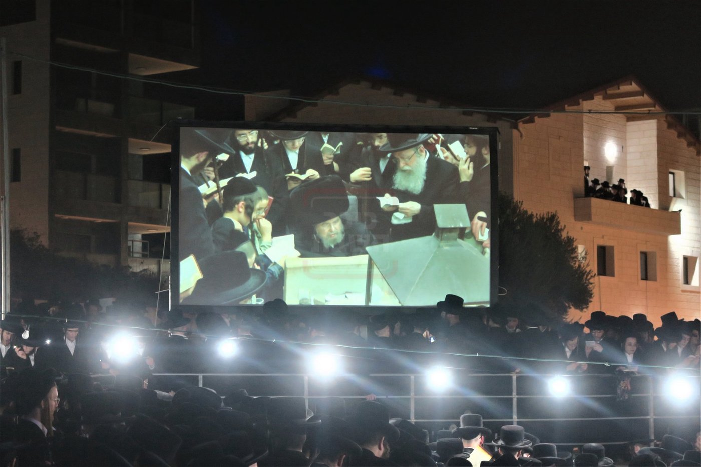 האדמו"ר מבעלזא בעליה לציון אביו זצ"ל בטבריה