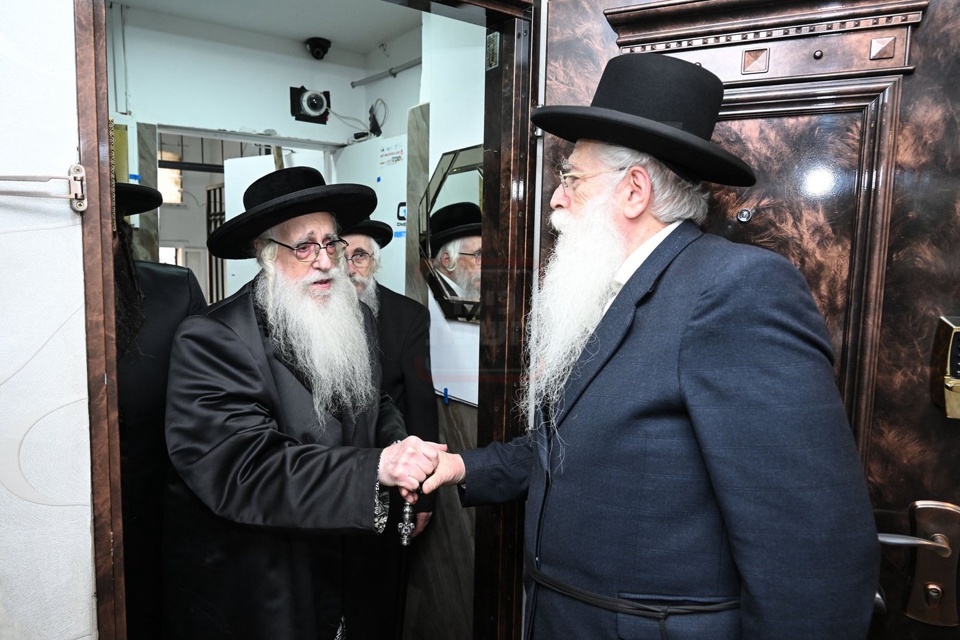 האדמו"ר מצאנז בלחיים לאחר המקווה של ערב שבת בביתו של מאיר פרוש