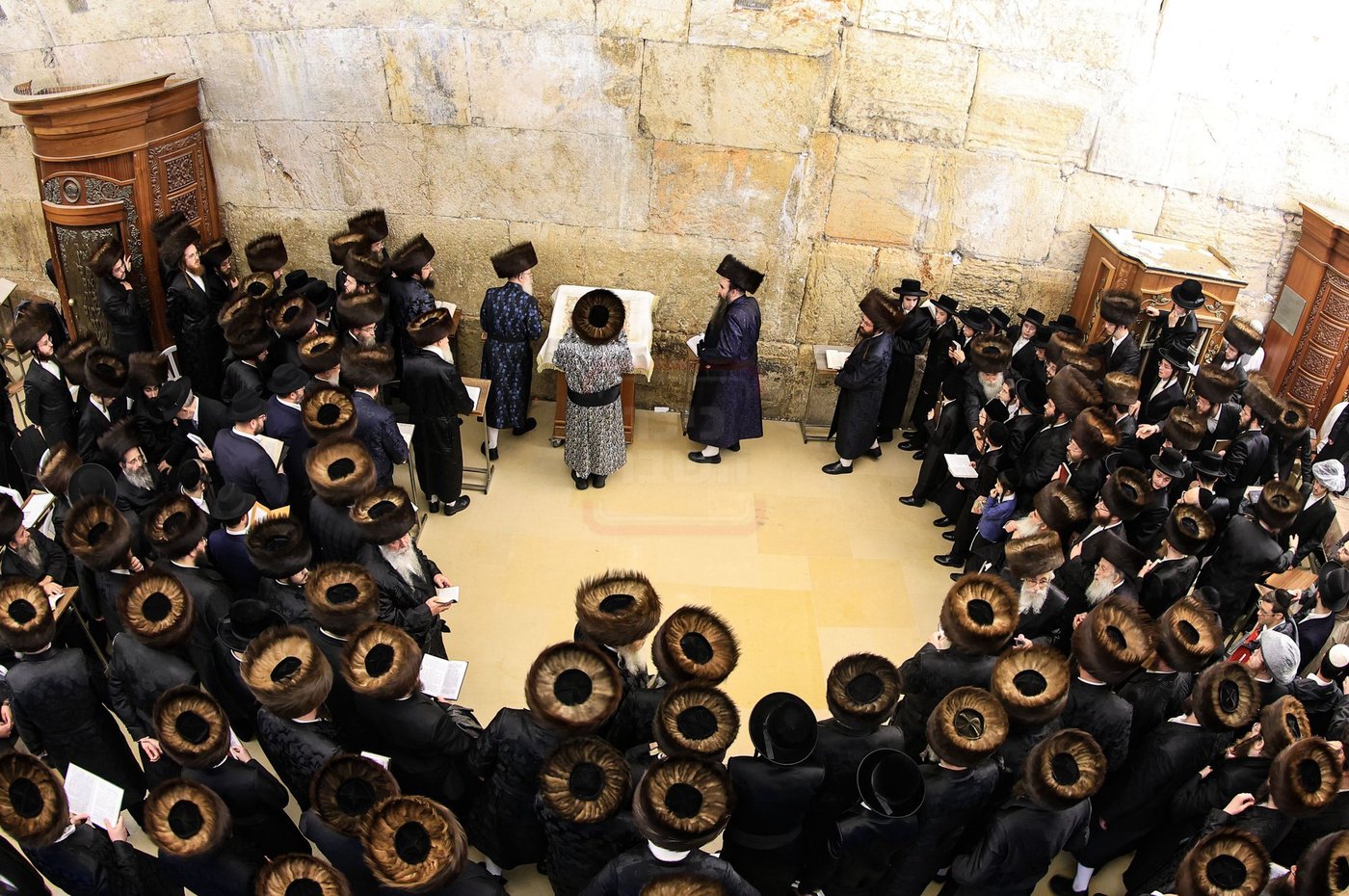 האדמו"ר מצאנז במוצאי שב"ק בכותל המערבי