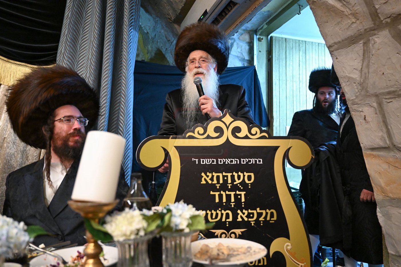 האדמו"ר מצאנז במוצאי שב"ק בכותל המערבי