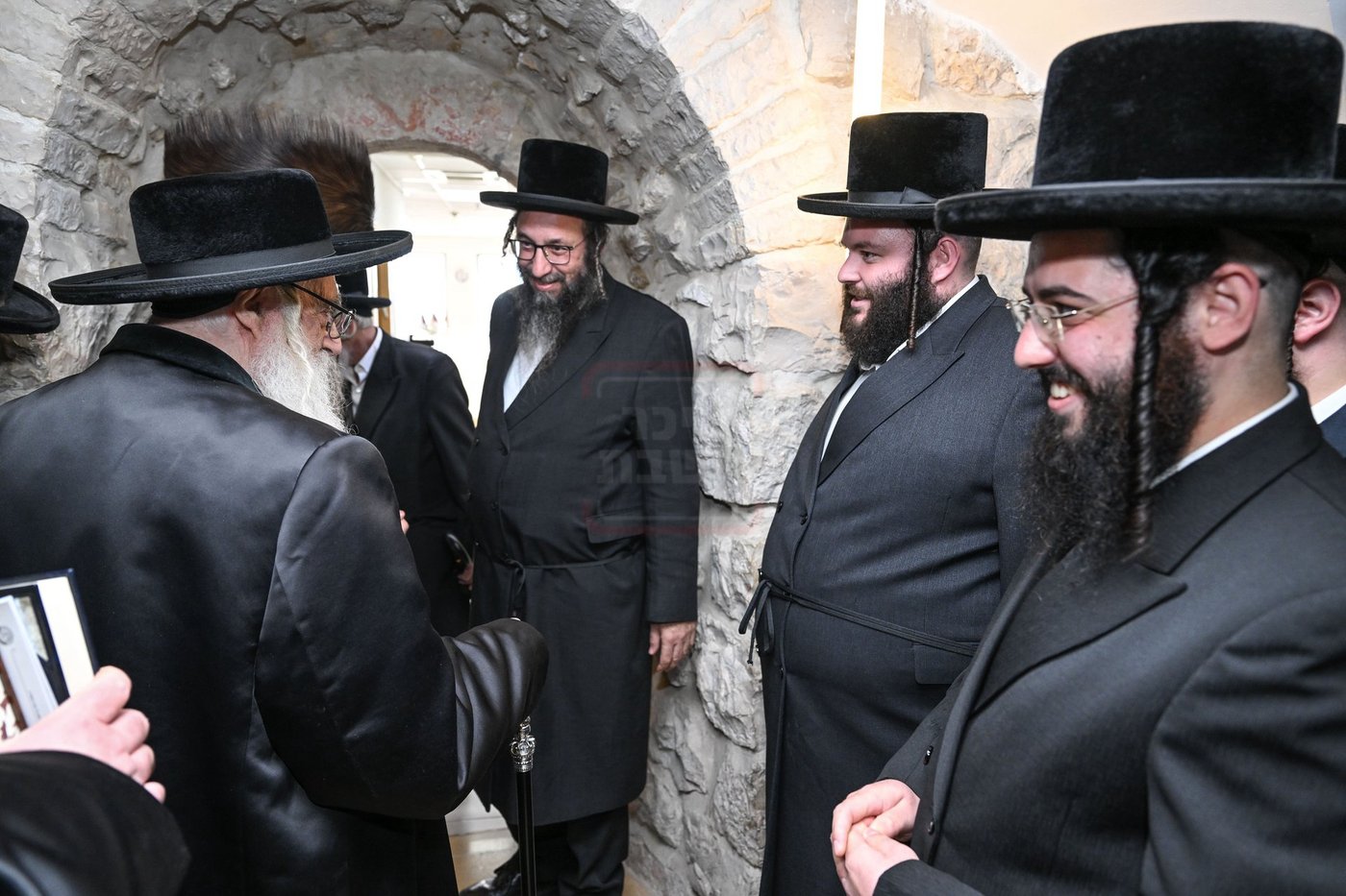 האדמו"ר מצאנז בהגיעו לבית האכסניה במנהרות הכותל בערב שב"ק