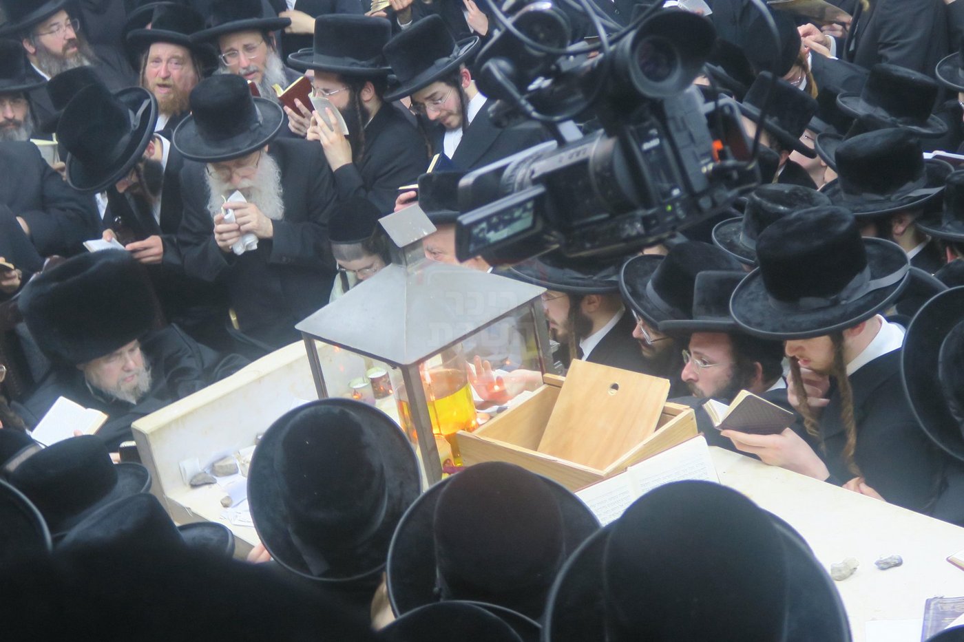 האדמו"ר מבעלזא בעליה לציון אביו זצ"ל בטבריה