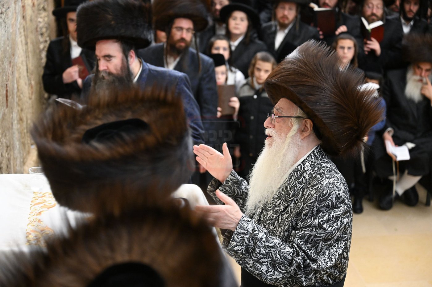 האדמו"ר מצאנז במוצאי שב"ק בכותל המערבי