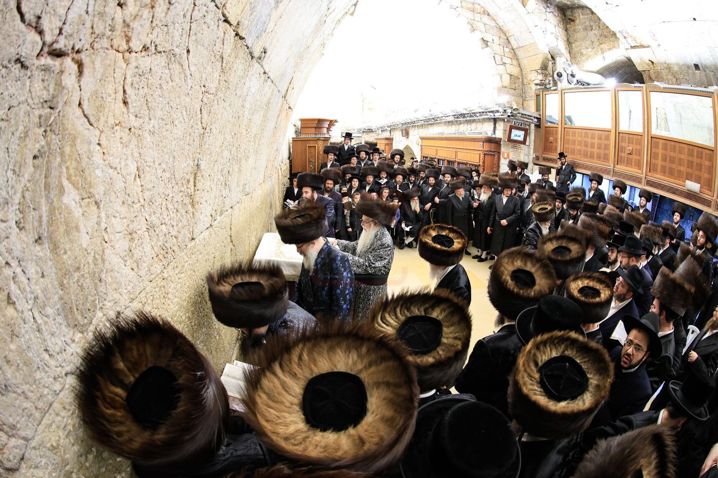 האדמו"ר מצאנז במוצאי שב"ק בכותל המערבי