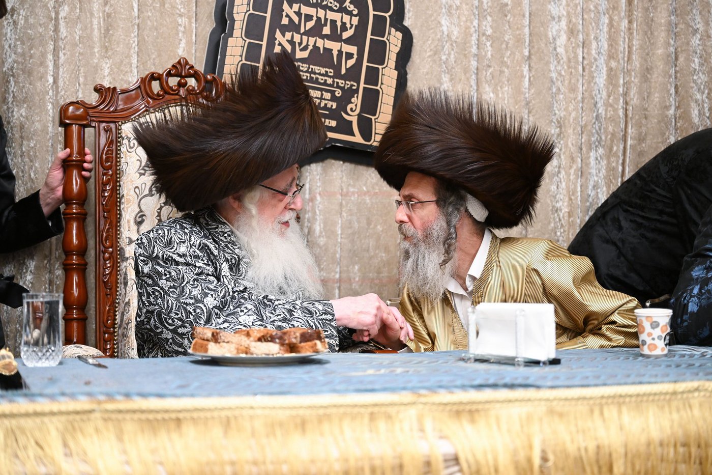 האדמו"ר מצאנז במוצאי שב"ק בכותל המערבי