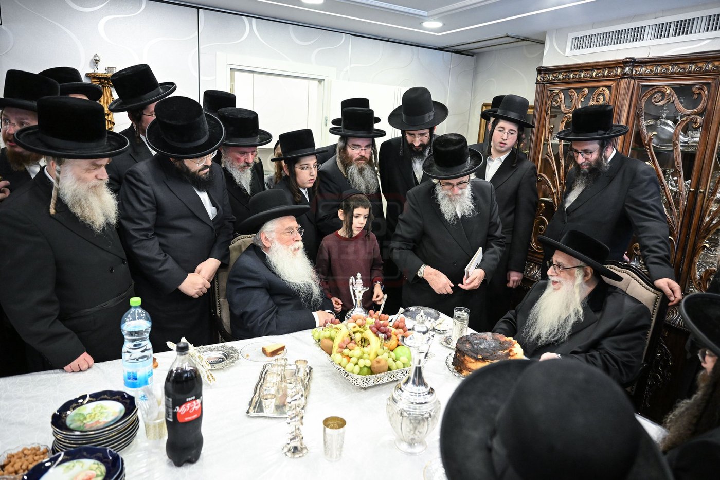 האדמו"ר מצאנז בלחיים לאחר המקווה של ערב שבת בביתו של מאיר פרוש