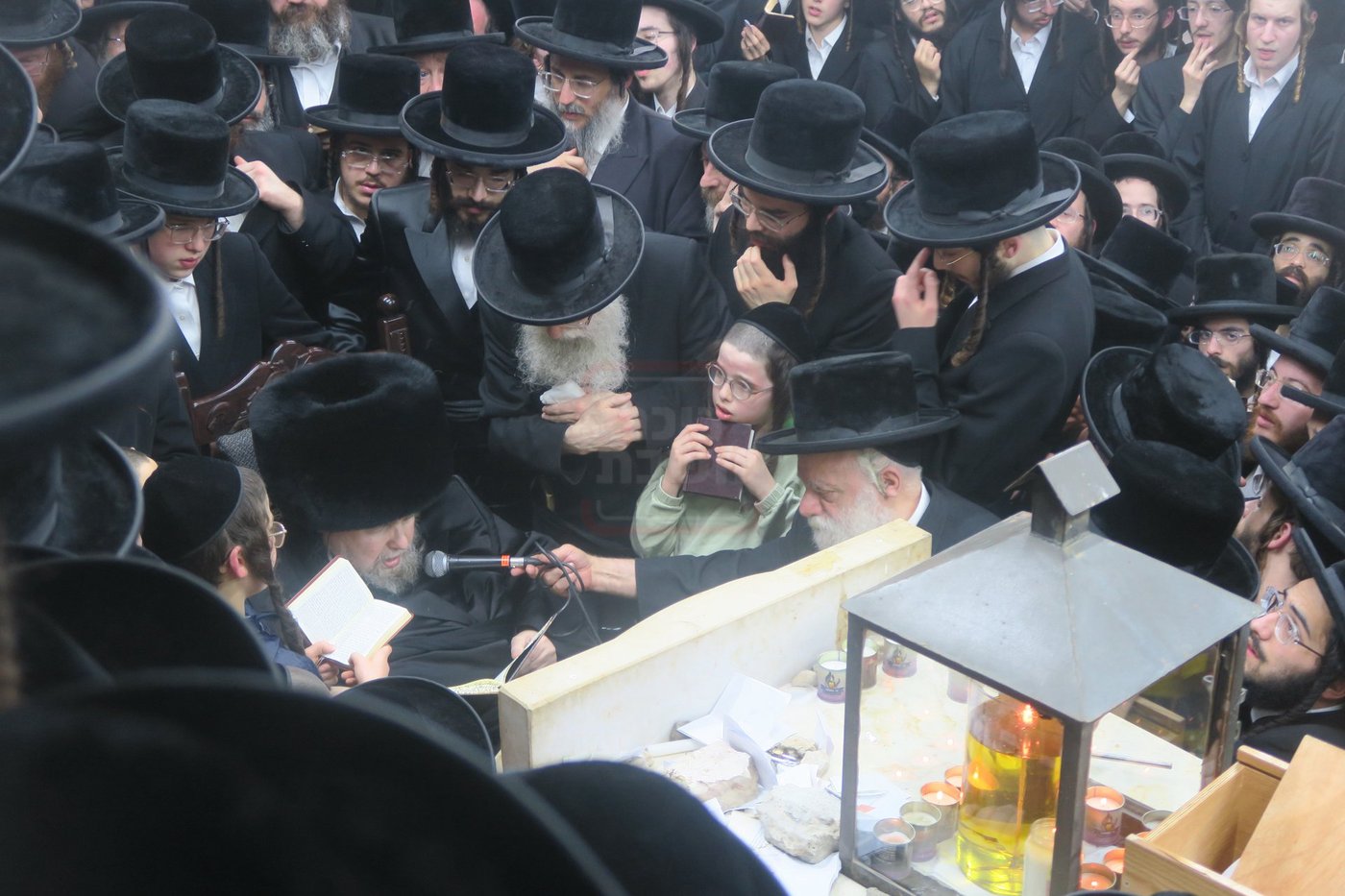 האדמו"ר מבעלזא בעליה לציון אביו זצ"ל בטבריה