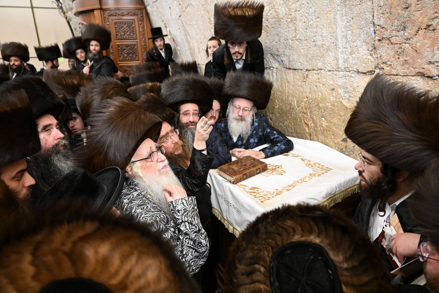 האדמו"ר מצאנז במוצאי שב"ק בכותל המערבי