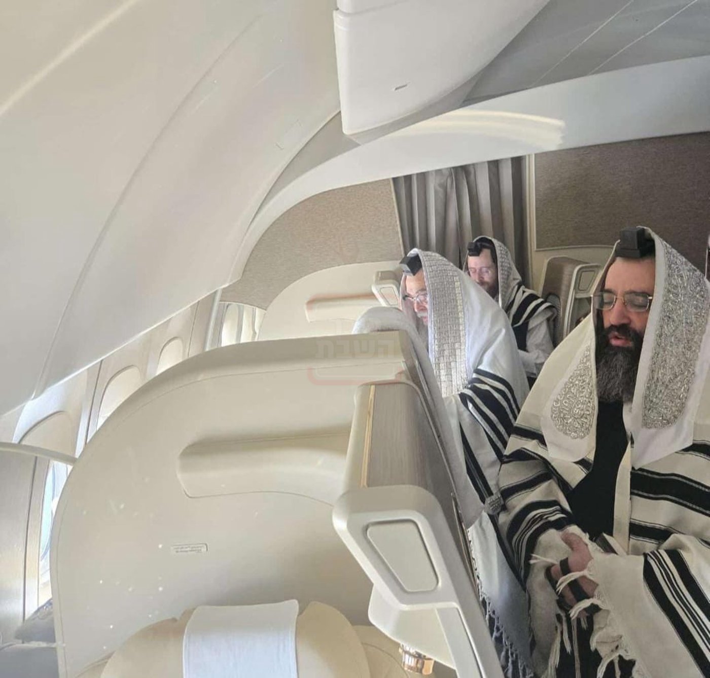 האדמו"ר מסאטמר בתפילת שחרית במטוס