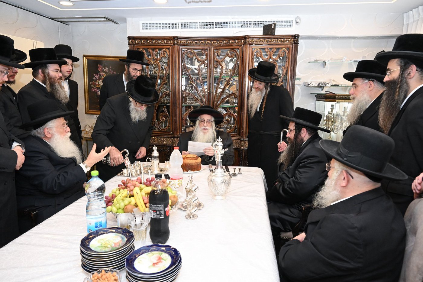 האדמו"ר מצאנז בלחיים לאחר המקווה של ערב שבת בביתו של מאיר פרוש