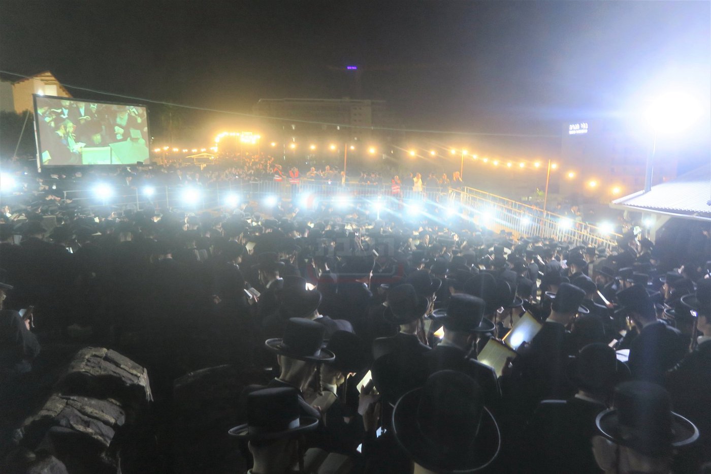 האדמו"ר מבעלזא בעליה לציון אביו זצ"ל בטבריה