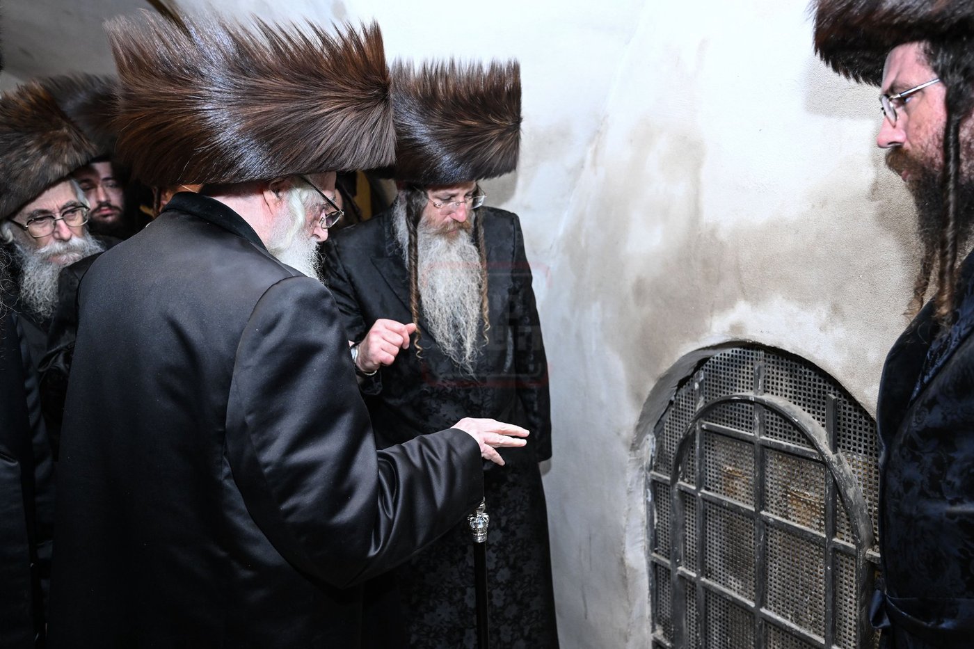 האדמו"ר מצאנז במוצאי שב"ק בכותל המערבי