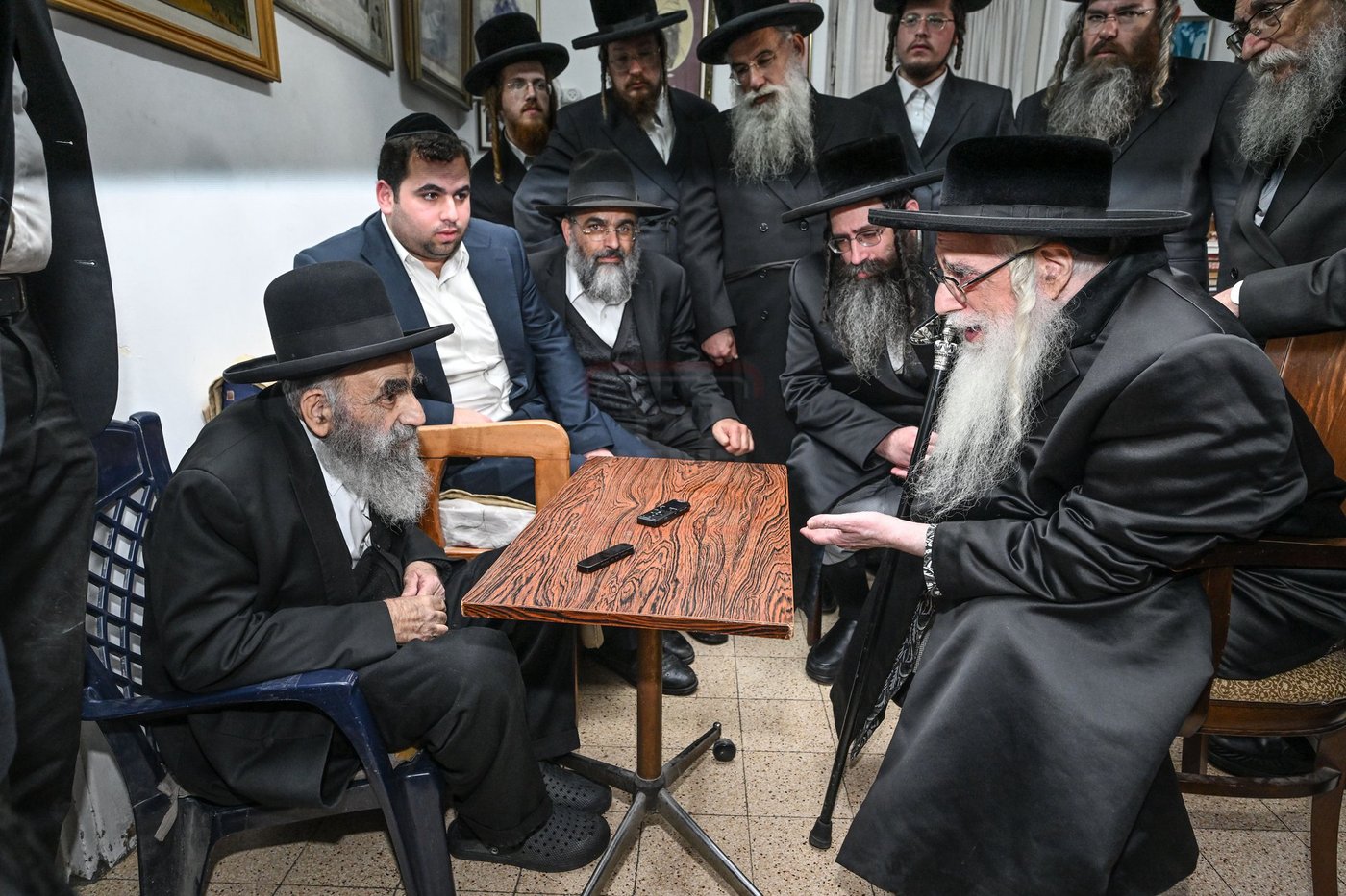 האדמו"ר מצאנז בניחום אבלים אצל הגר"מ צדקה