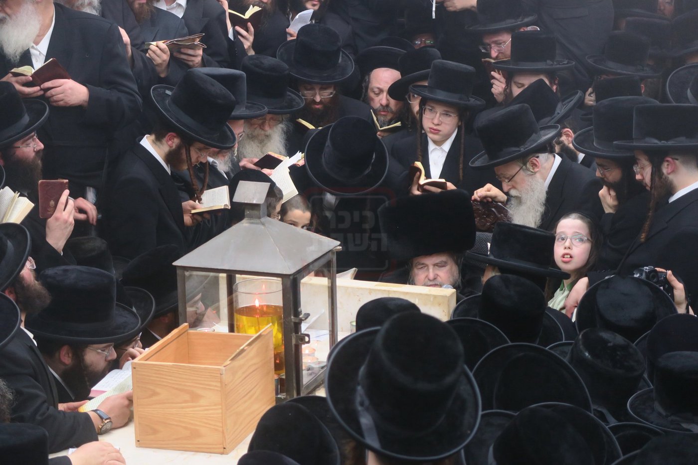 האדמו"ר מבעלזא בעליה לציון אביו זצ"ל בטבריה