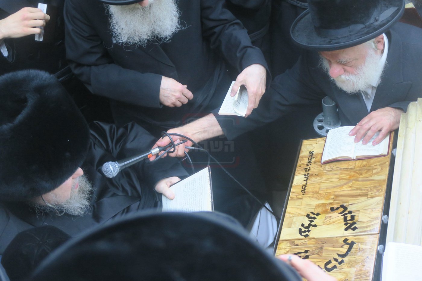 האדמו"ר מבעלזא בעליה לציון אביו זצ"ל בטבריה