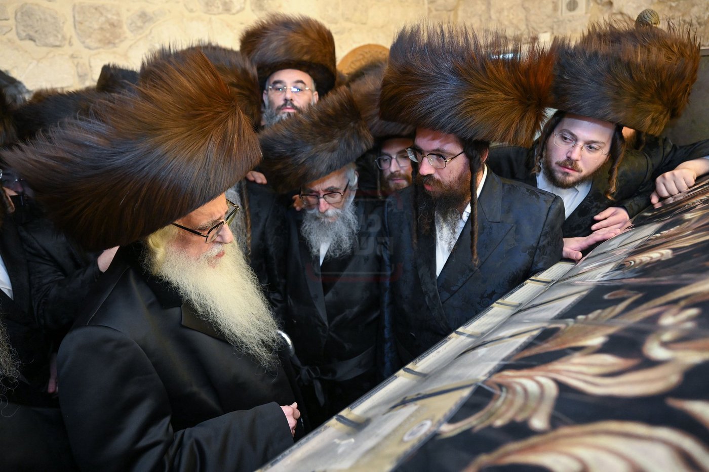 האדמו"ר מצאנז במוצאי שב"ק בכותל המערבי