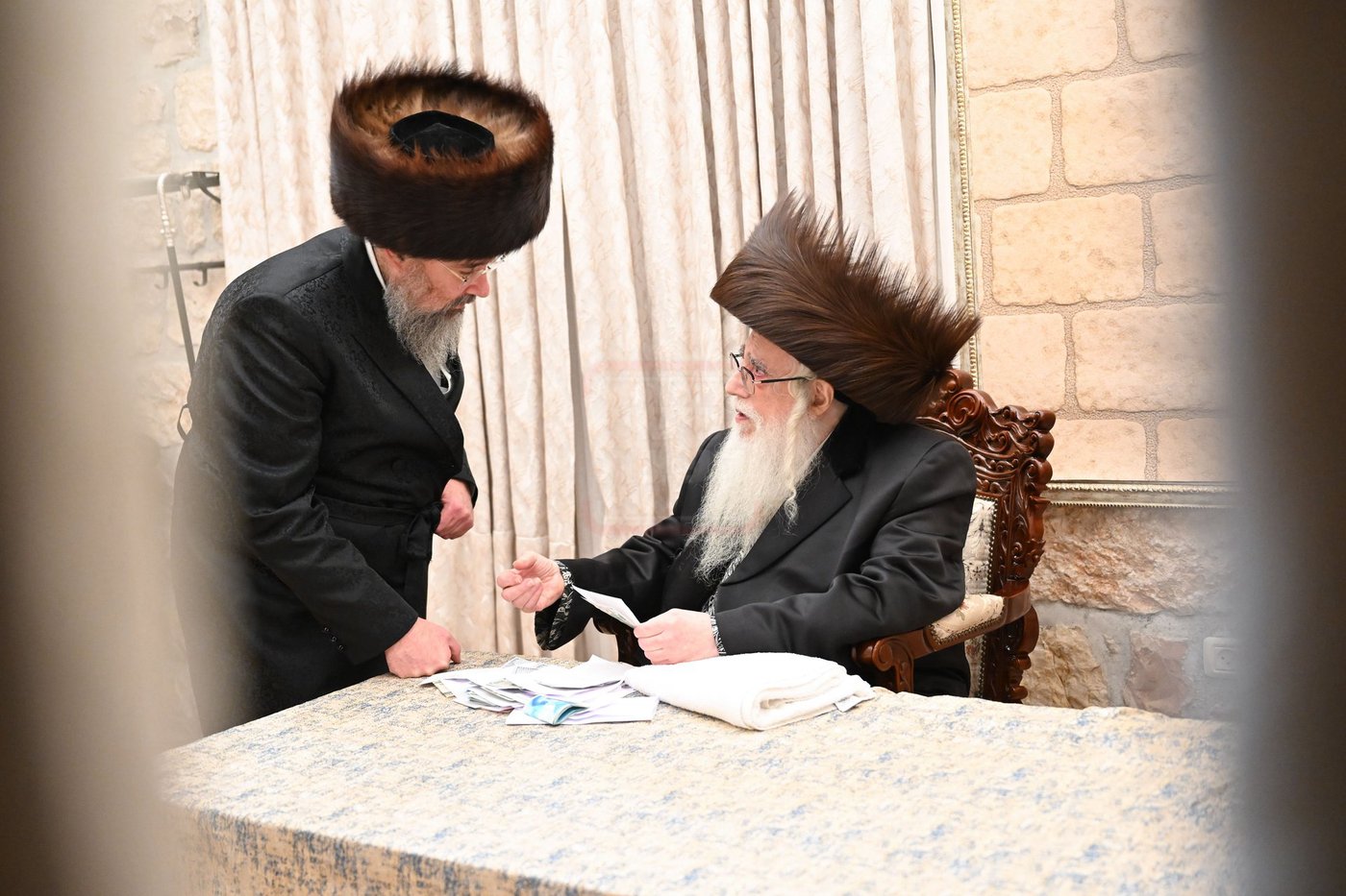 האדמו"ר מצאנז במוצאי שב"ק בכותל המערבי