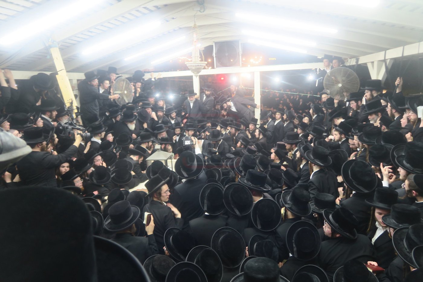 האדמו"ר מבעלזא בעליה לציון אביו זצ"ל בטבריה