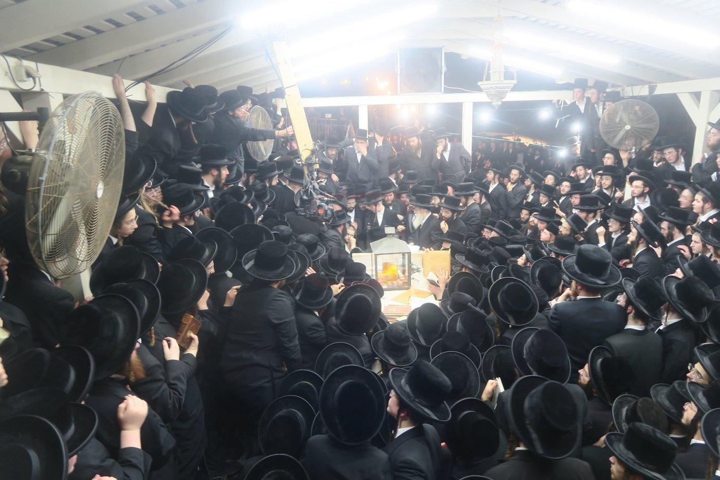 האדמו"ר מבעלזא בעליה לציון אביו זצ"ל בטבריה