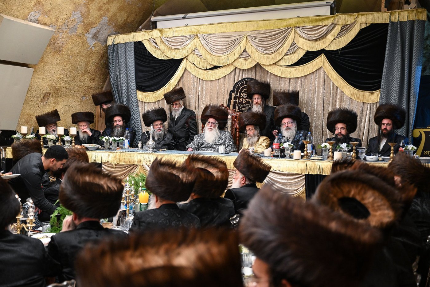 האדמו"ר מצאנז במוצאי שב"ק בכותל המערבי