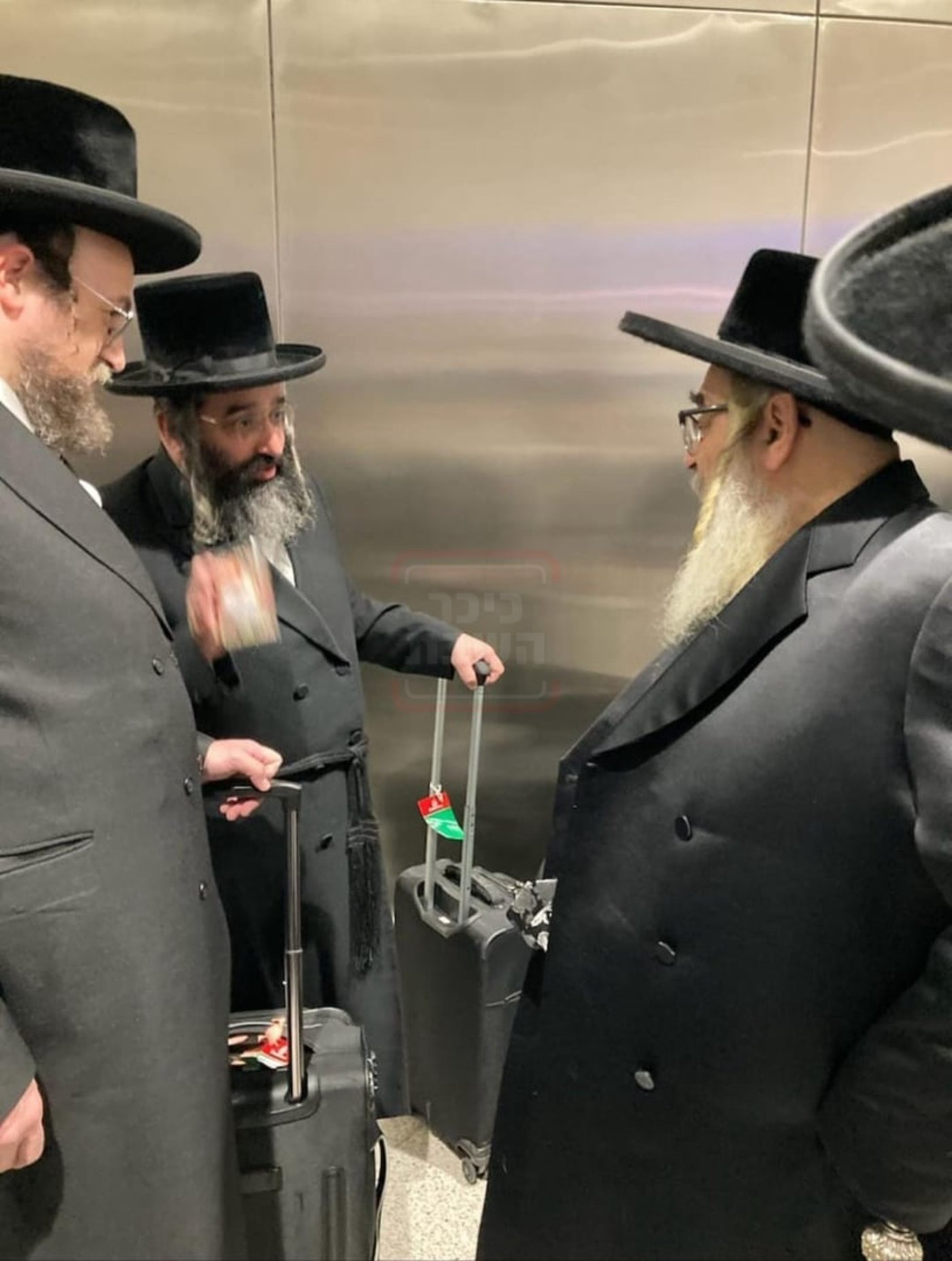 האדמו"ר מסאטמר בשיחה עם הרה"צ רבי מנחם מנדל הגר מויז'ניץ מונסי