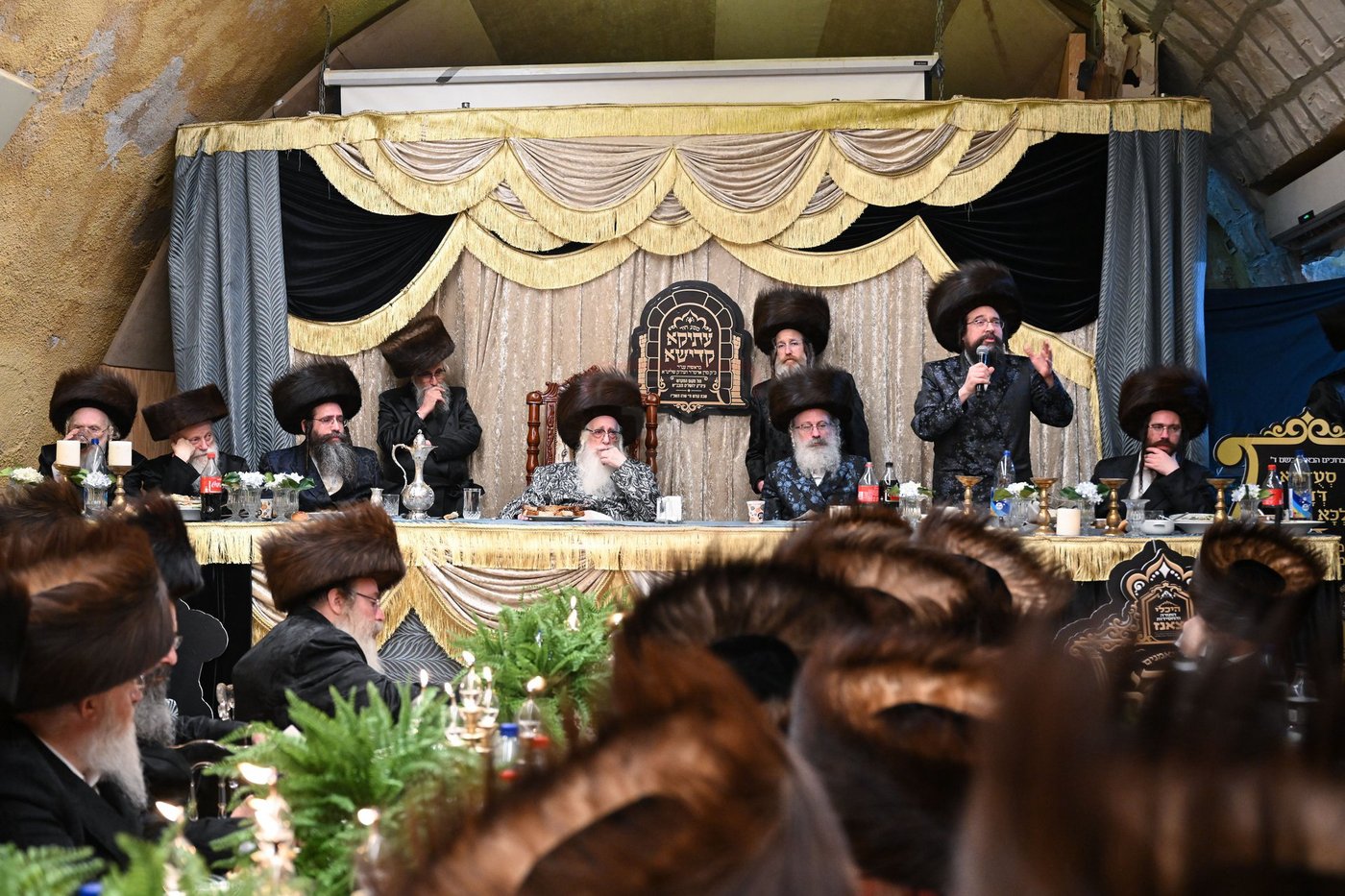 האדמו"ר מצאנז במוצאי שב"ק בכותל המערבי