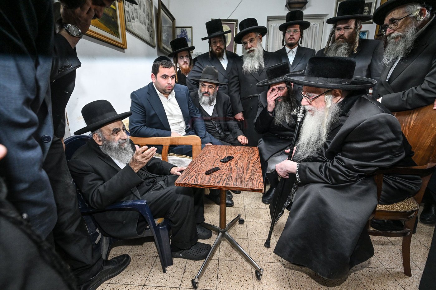 האדמו"ר מצאנז בניחום אבלים אצל הגר"מ צדקה