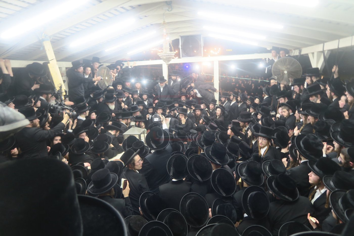 האדמו"ר מבעלזא בעליה לציון אביו זצ"ל בטבריה