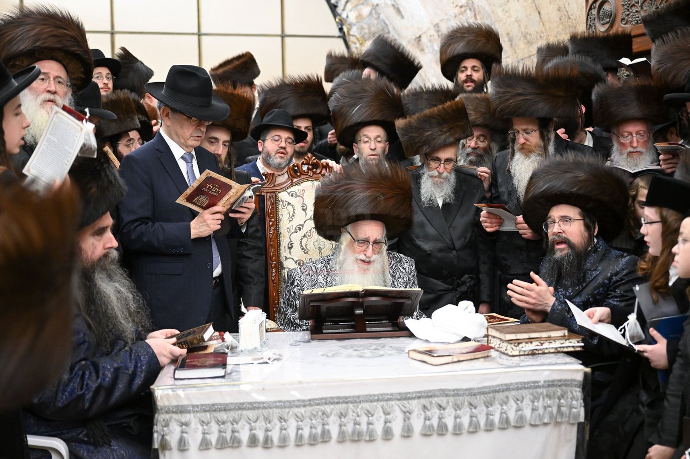 האדמו"ר מצאנז במוצאי שב"ק בכותל המערבי